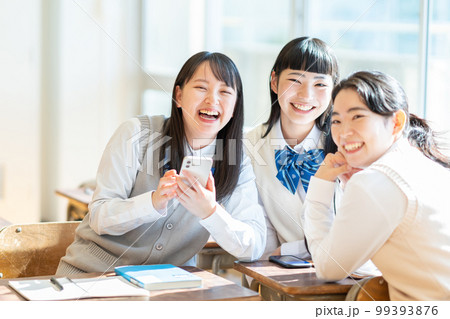 女子高生　スマホ　教室 99393876