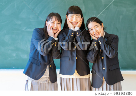 黒板の前に立つ制服姿の女子高生 黒板の前に立つ制服姿の女子高生 99393880