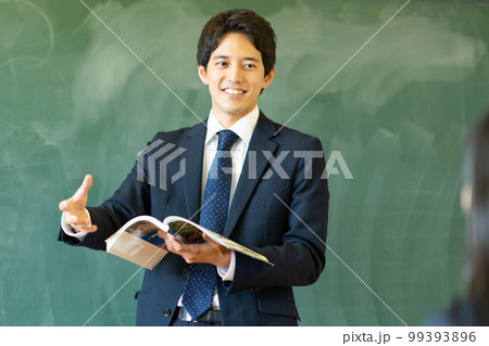 教室で授業をする男性教師 99393896