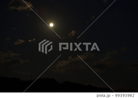 北杜市白州町、雲間に昇る月齢14.3二月の小望月 99393962