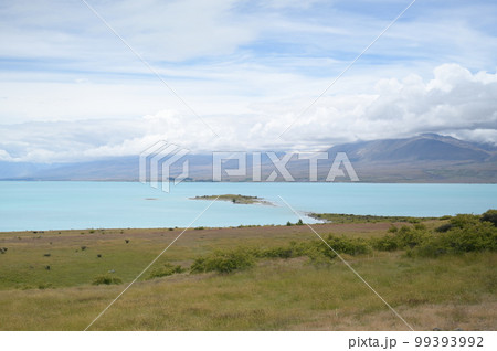 エメラルドグリーンの湖風景 99393992