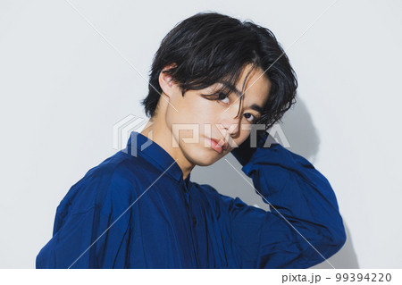 ネイビーのシャツの男性 99394220