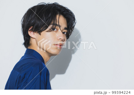 ネイビーのシャツの男性 ネイビーのシャツの男性 99394224