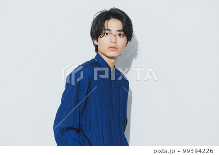 ネイビーのシャツの男性 ネイビーのシャツの男性 99394226
