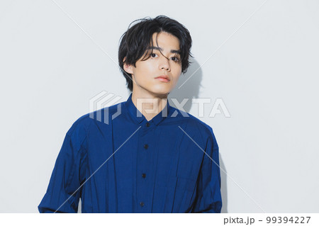 ネイビーのシャツの男性 99394227
