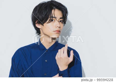 ネイビーのシャツの男性 ネイビーのシャツの男性 99394228