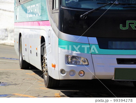 JRバス東北の東北新幹線E5系はやぶさカラーの大型バス 99394278