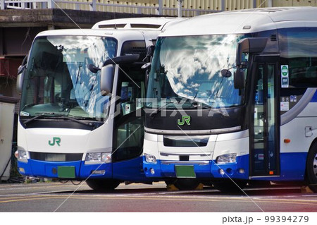 JRバス東北の2台の大型バス 三菱ふそうと日野 JRバス東北の2台の大型バス 三菱ふそうと日野 99394279