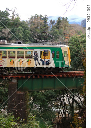 蕪川と並走して峠を越える500形(元西武101系)電車_2022/12/17撮影 99394395