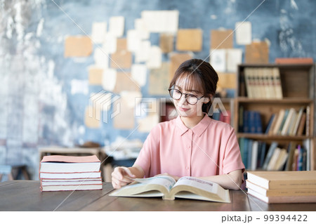 読書をする若い女性 読書をする若い女性 99394422