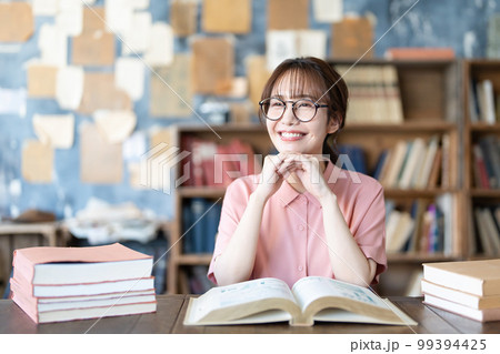 読書をする若い女性 99394425