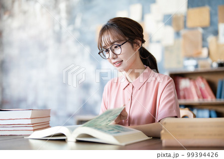 読書をする若い女性 99394426