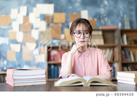 読書をする若い女性 読書をする若い女性 99394430