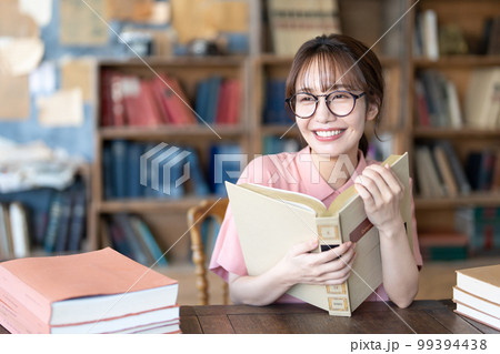 読書をする若い女性 読書をする若い女性 99394438