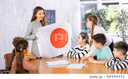 Teacher with flag of Japan tells story of the emergence of state 99394452