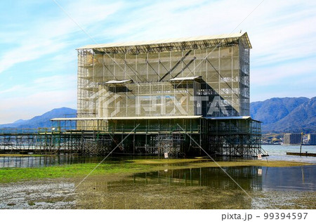 保存修理工事の足場が掛けられた大鳥居… 安芸の宮島・厳島神社 99394597