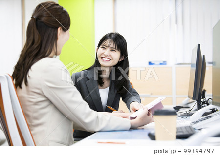 オフィス 女性 2人 打ち合わせ オフィス 女性 2人 打ち合わせ 99394797