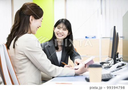 オフィス　女性　2人　打ち合わせ 99394798