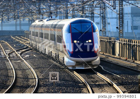 朝陽を受けて…山形へ　山形新幹線『つばさ』大宮駅にて 99394801