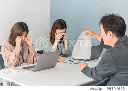 会社・オフィスで上司・顧客から怒られるビジネスウーマン(ストレス・トラブル・ノルマ・パワハラ) 会社・オフィスで上司・顧客から怒られるビジネスウーマン(ストレス・トラブル・ノルマ・パワハラ) 99394946