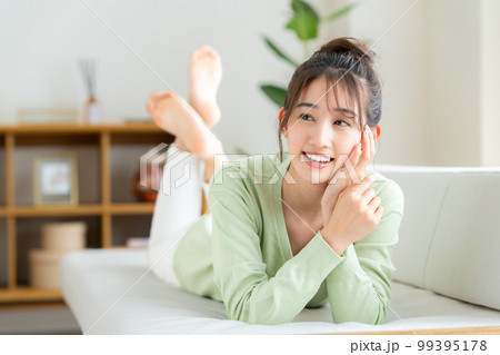 リビングでくつろぐ若い女性 99395178