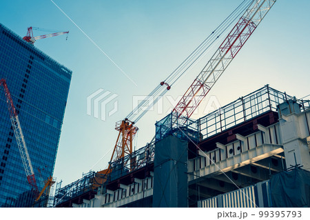 変貌する東京 宮益坂下交差点付近から見る工事中の渋谷駅 2023.01下　b-4 暖色加味 99395793