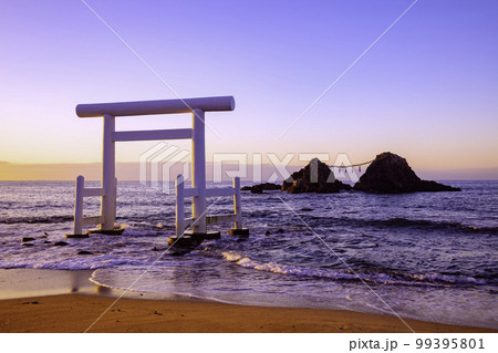 夕暮れ時の美しい二見ヶ浦の白い鳥居と夫婦岩（福岡県糸島市） 99395801