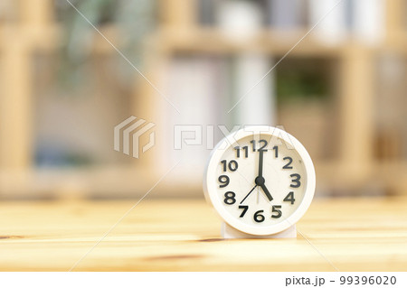 時計　時間　5時　17時　5：00　17：00 99396020