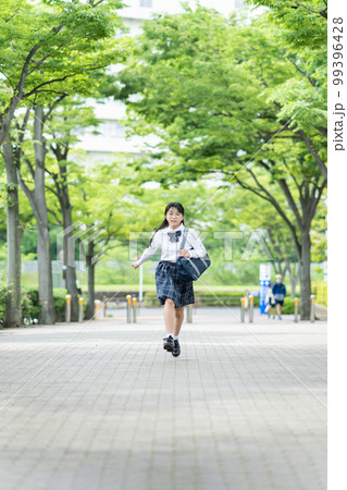 通学する夏服の学生服を着た女子中学生 通学する夏服の学生服を着た女子中学生 99396428
