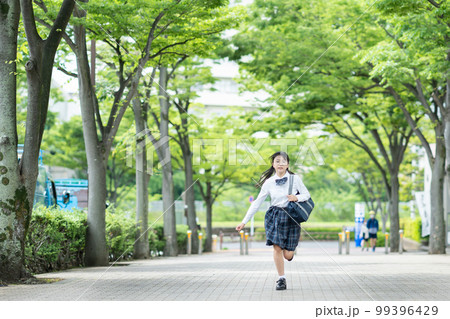 通学する夏服の学生服を着た女子中学生 通学する夏服の学生服を着た女子中学生 99396429