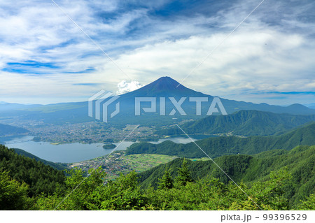 夏の新道峠展望台より望む河口湖と夏富士の眺望 夏の新道峠展望台より望む河口湖と夏富士の眺望 99396529