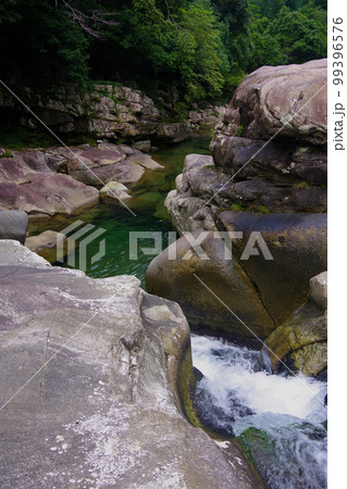 魚飛渓　三重県　日本有数の透明度　銚子川上流　清流　川遊び場 99396576