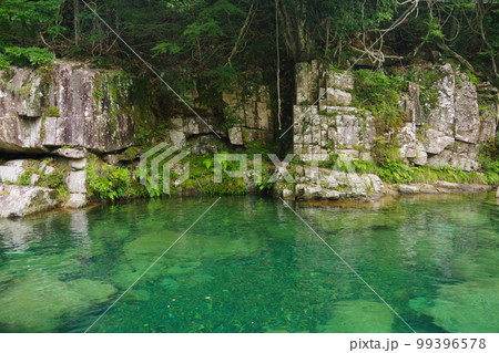 魚飛渓　三重県　日本有数の透明度　銚子川上流　清流　川遊び場 99396578