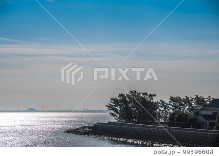 《愛知県》快晴の蒲郡市形原町　春日浦海岸 99396608