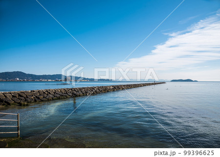 《愛知県》快晴の蒲郡市形原町　春日浦海岸 99396625