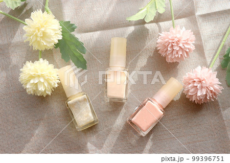 ピンク色とゴールドのナチュラルで可愛らしいネイルの美容イメージ ピンク色とゴールドのナチュラルで可愛らしいネイルの美容イメージ 99396751