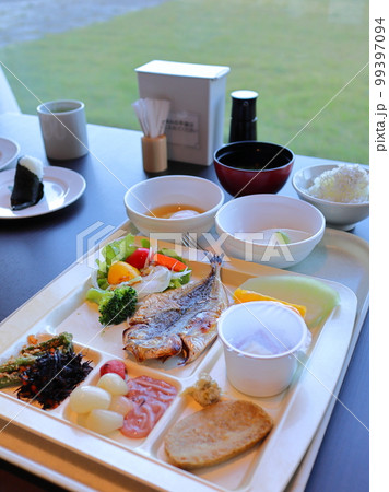 高原のホテルの朝食ビュッフェ 99397094