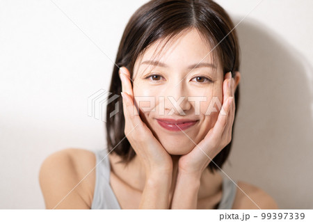 スキンケアをするミドル女性 99397339