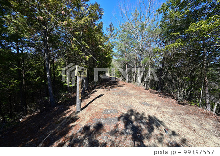 上郡の市街地を一望する　播磨「駒山城」の曲輪と石垣 99397557