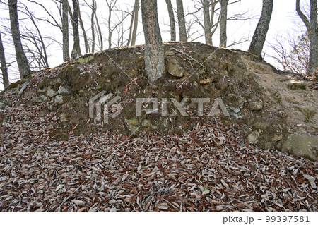 上郡の市街地を一望する 播磨「駒山城」の曲輪と石垣 上郡の市街地を一望する 播磨「駒山城」の曲輪と石垣 99397581