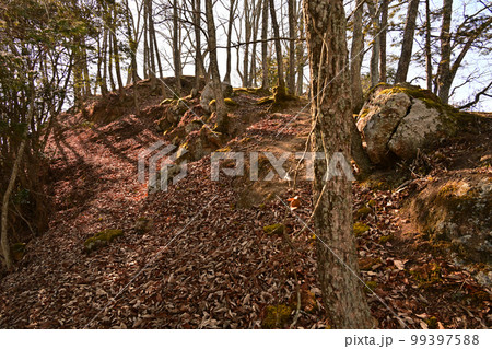 上郡の市街地を一望する 播磨「駒山城」の曲輪と石垣 上郡の市街地を一望する 播磨「駒山城」の曲輪と石垣 99397588