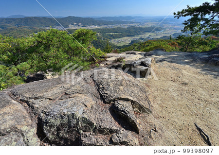 岡山県総社市の鬼城山にある古代山城「鬼ノ城」国史跡 岡山県総社市の鬼城山にある古代山城「鬼ノ城」国史跡 99398097