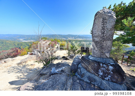 岡山県総社市の鬼城山にある古代山城「鬼ノ城」国史跡 岡山県総社市の鬼城山にある古代山城「鬼ノ城」国史跡 99398108