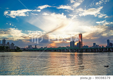 高層ビル 川 河 99398379
