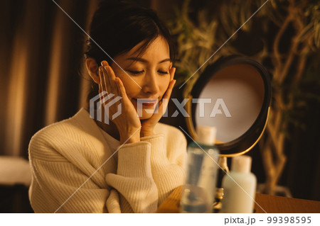 夜のスキンケアをする女性 夜のスキンケアをする女性 99398595