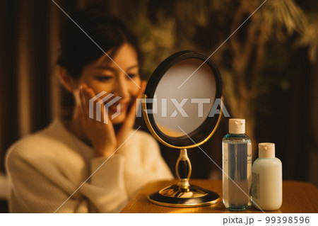 夜のスキンケアをする女性 99398596