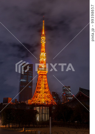 ライトアップされた東京のタワーと高層ビル群の夜景|東京の夜景イメージ|東京都港区 ライトアップされた東京のタワーと高層ビル群の夜景|東京の夜景イメージ|東京都港区 99398657