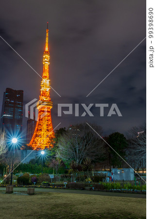 ライトアップされた東京のタワーと高層ビル群の夜景｜東京の夜景イメージ｜東京都港区 99398690