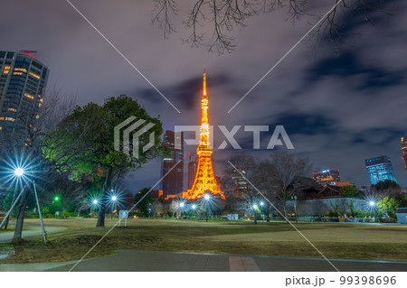 ライトアップされた東京のタワーと高層ビル群の夜景｜東京の夜景イメージ｜東京都港区 99398696