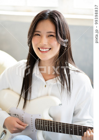 若い女性ポートレート（エレキギター） 99398837